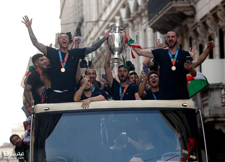 جشن قهرمانی ایتالیا با رژه در خیابان های رم
