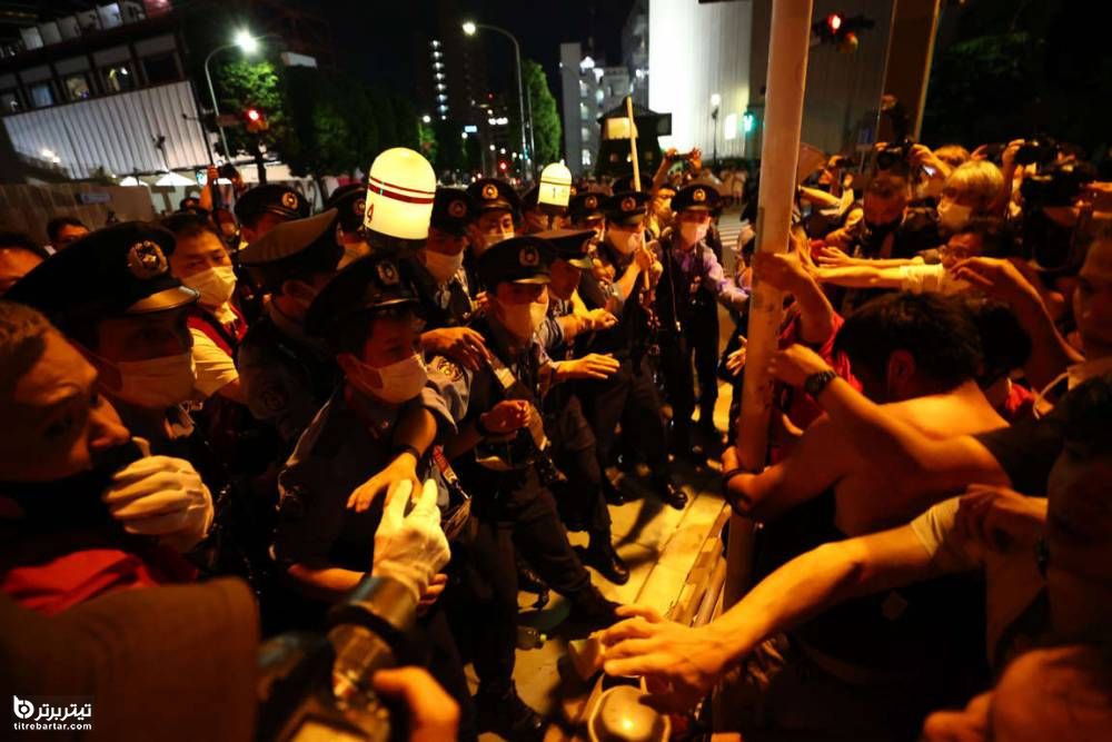 معترضین در مراسم افتتاحیه المپیک 2020 توکیو 2020 در توکیو ، ژاپن ، 23 ژوئیه 2021 با افسران پلیس در خارج از ورزشگاه المپیک روبرو می شوند