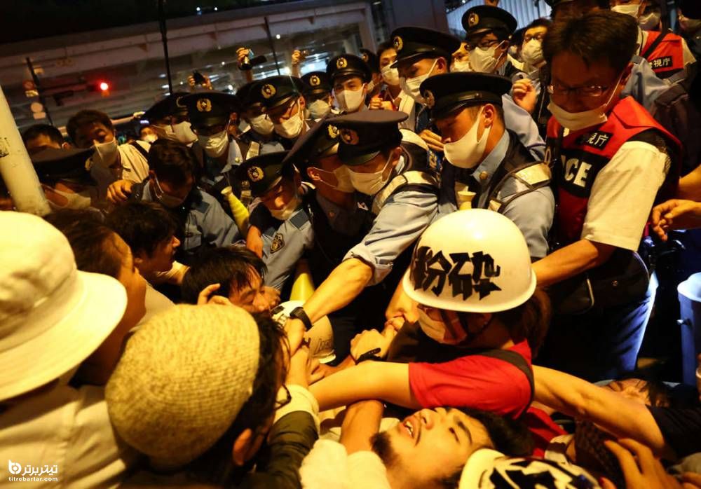 یک معترض در خارج از ورزشگاه توسط پلیس بازداشت می شود