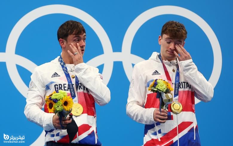 توماس دالی از انگلیس و متی لی از انگلیس پس از کسب مدال طلا در برنامه همزمان سکو 10 متر روی سکو واکنش نشان دادند