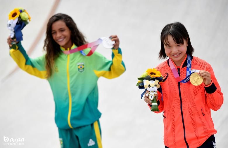 Rayssa Leal از برزیل و Momiji Nishiya از ژاپن در هنگام مراسم مدال در اسکیت بورد خیابانی زنان با مدال های خود ژست می گیرند.