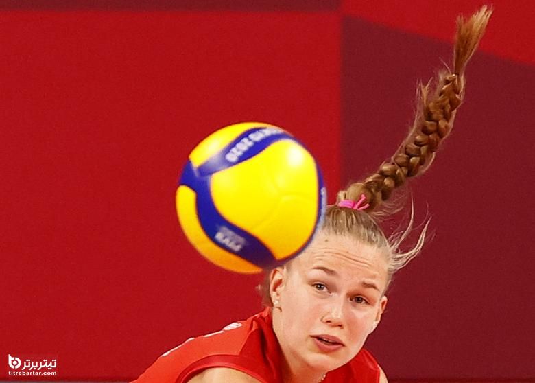 آرینا فدوروتسوا از کمیته المپیک روسیه در حال فعالیت در والیبال زنان