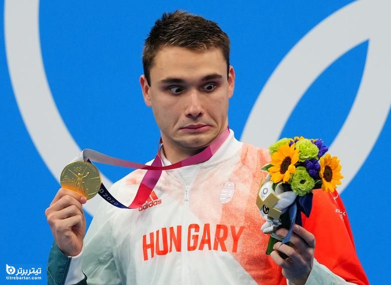 کریستف میلاک از مجارستان با مدال طلای خود روی سکوی 200 متر پروانه مردان عکس گرفت