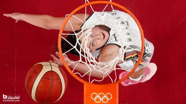 آنتونیا دلیره از بلژیک در حال اجرا در حاشیه بسکتبال زنان