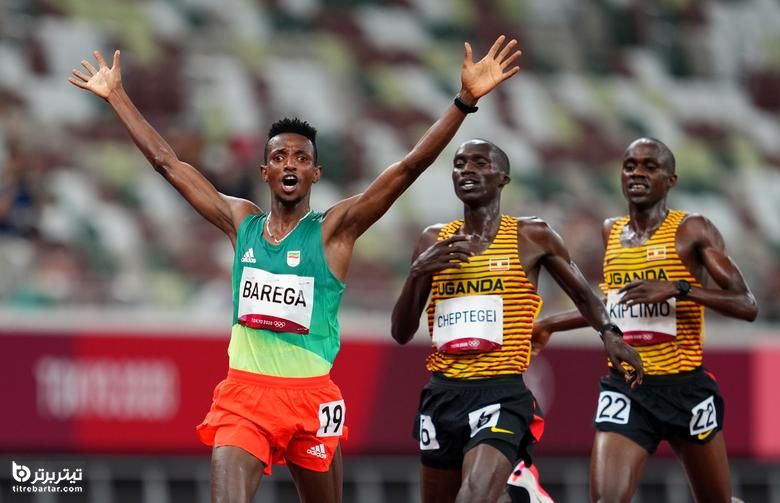 دارنده مدال طلا Selemon Barega از اتیوپی پس از عبور از خط پایان جشن می گیرد تا قبل از دارنده مدال نقره ، Joshua Cheptegei از اوگاندا و دارنده مدال برنز ، Jacob Kiplimo از اوگاندا در 1000 متر مردان پیروز شود