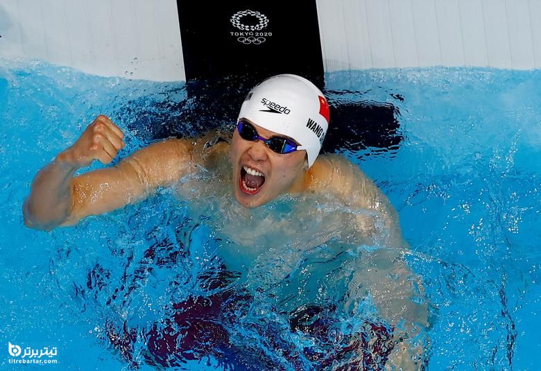 وانگ شون از چین پس از برنده شدن در مسابقات شنای انفرادی 200 متر شنای مردان ، واکنش نشان می دهد