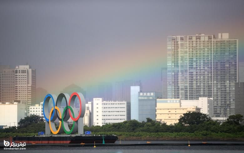 رنگین کمانی بر فراز توکیو در جریان مسابقات سه گانه المپیک زنان در پارک دریایی اودایبا در ژاپن ، 27 ژوئیه 2021 مشاهده می شود.