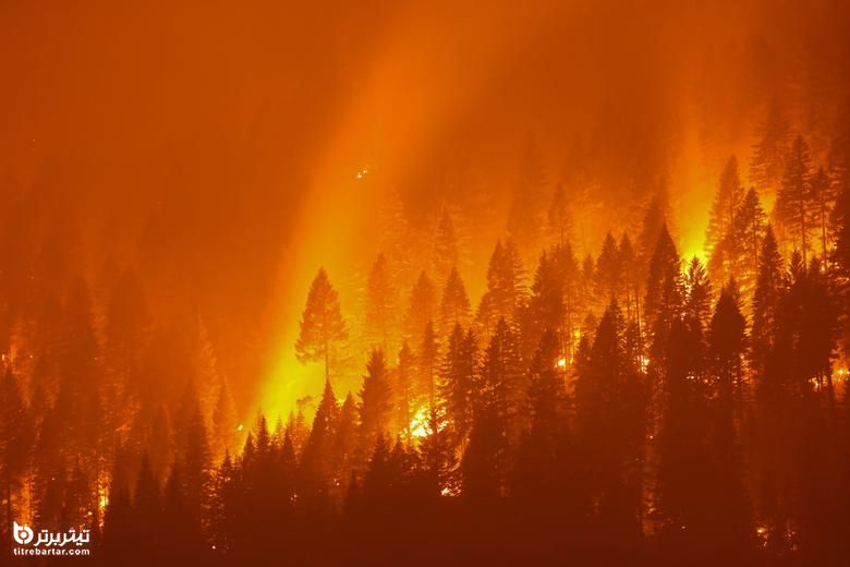 آتش سوزی دیکسی ، که بیش از 200،000 هکتار را سوزانده است ، شب هنگام در Taylorsville ، California ، 27 جولای 2021 می سوزد.