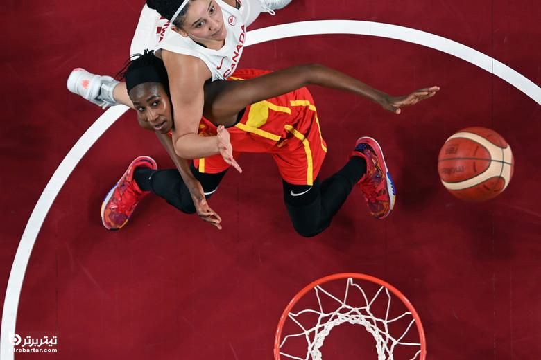 استو ندور از اسپانیا در حرکت با ناتالی آچونوا از کانادا در طول بسکتبال زنان