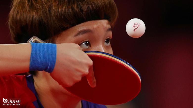 دو هوی کم از هنگ کنگ در حال انجام حین تنیس روی میز تیم زنان