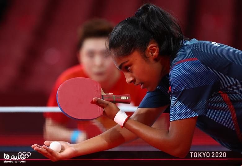 پریتیکا پاواد از فرانسه در حرکت مقابل فنگ تیان وای از سنگاپور در تنیس روی میز تیمی زنان