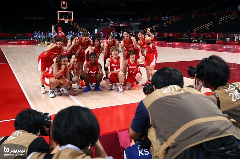 بازیکنان ژاپنی پس از بازی با نیجریه در بسکتبال زنان برای جشن گرفتن عکس می گیرند