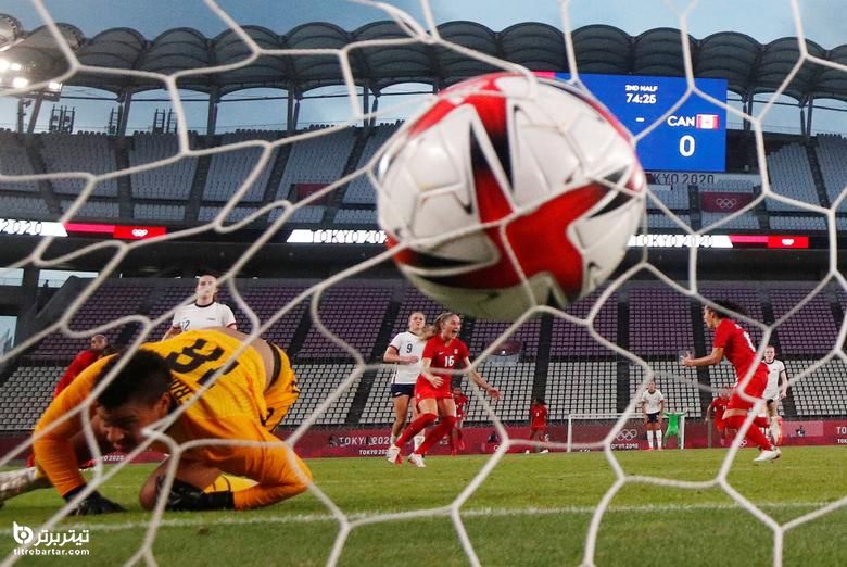 جسی فلمینگ از کانادا اولین گل خود را از روی نقطه پنالتی مقابل آدریانا فرانچ از ایالات متحده در نیمه نهایی فوتبال زنان خود به ثمر رساند.