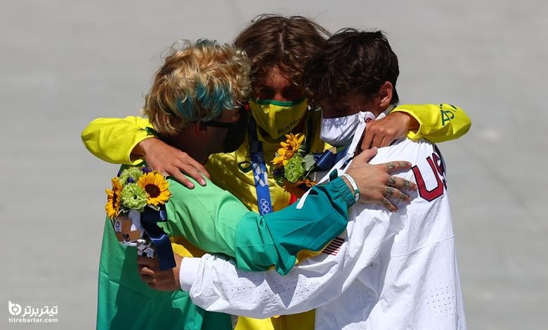 دارنده مدال طلا کیگان پالمر از استرالیا ، دارنده مدال نقره پدرو باروس از برزیل و دارنده مدال برنز کوری جونو از ایالات متحده پس از فینال اسکیت سواری پارک مردان