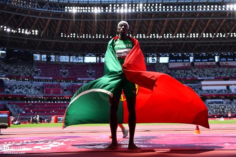 پدرو پابلو پیچاردو از پرتغال پس از کسب طلا با پرچم پرتغال در فینال پرش سه گانه مردان جشن گرفت.