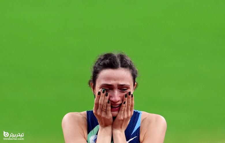 ماریا لاسیتسکن از کمیته المپیک روسیه پس از کسب طلا در پرش ارتفاع زنان واکنش نشان می دهد
