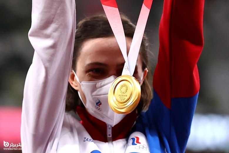 ماریا لاسیتسکن دارنده مدال طلا از کمیته المپیک روسیه پس از فینال پرش ارتفاع زنان روی سکو واکنش نشان می دهد