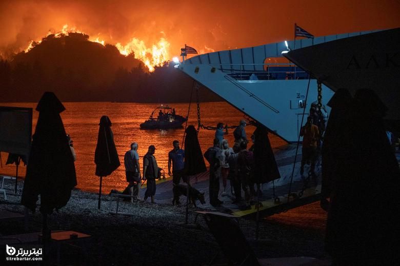هنگام تخلیه آتش سوزی در روستای Limni ، در جزیره Evia ، یونان ، مردم هنگام تخلیه سوار کشتی می شوند
