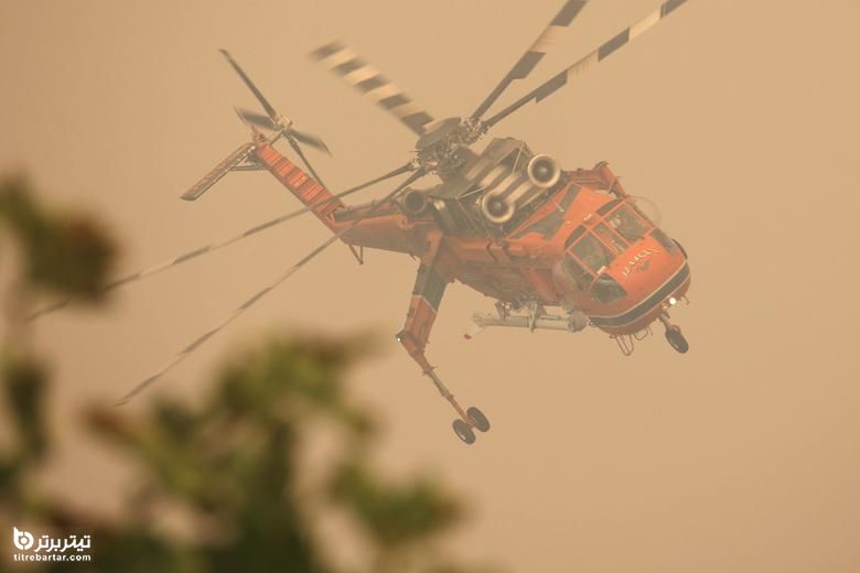 پرواز یک هلیکوپتر آتش نشانی بر فراز آتش سوزی در روستای گالاتسونا ، در جزیره اوویا ، یونان