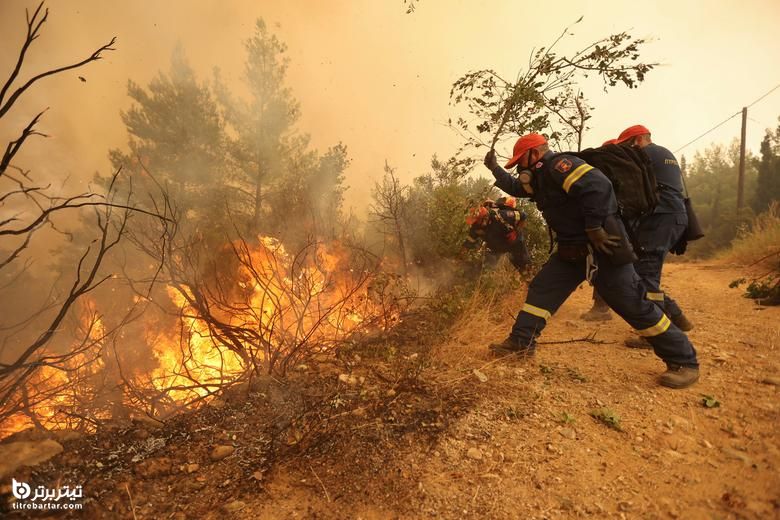 آتش نشانان و داوطلبان تلاش می کنند آتش سوزی در روستای گالاتسونا ، در جزیره اوویا ، یونان را خاموش کنند.