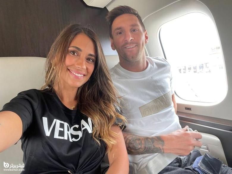لیونل مسی و همسرش آنتونلا روکوزو در داخل هواپیمای شخصی خود در راه پاریس در بارسلون اسپانیا عکس گرفتند.