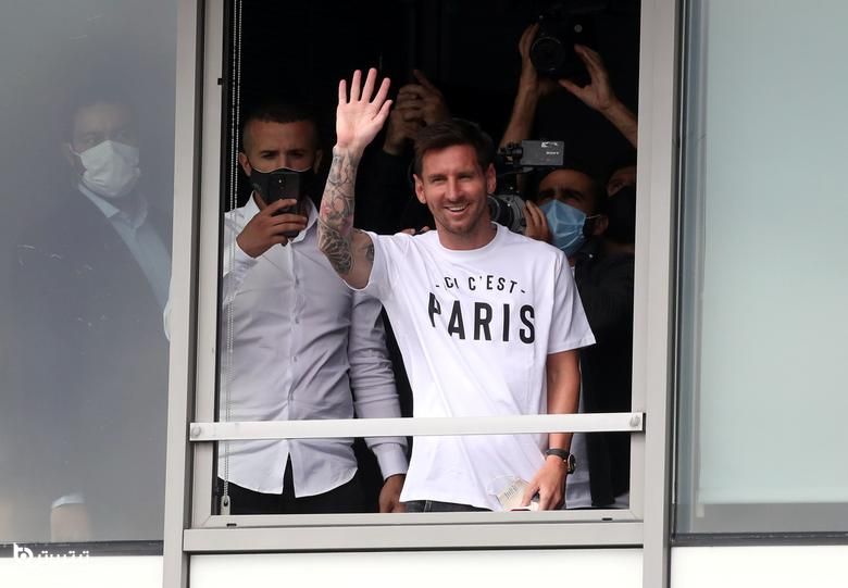 لیونل مسی پس از رسیدن به پاریس و انتقال او به پاری سن ژرمن پس از خروج شوکه کننده خود از بارسلونا به پاریس می آید و برای انتقال نهایی به پاریس وارد می شود.