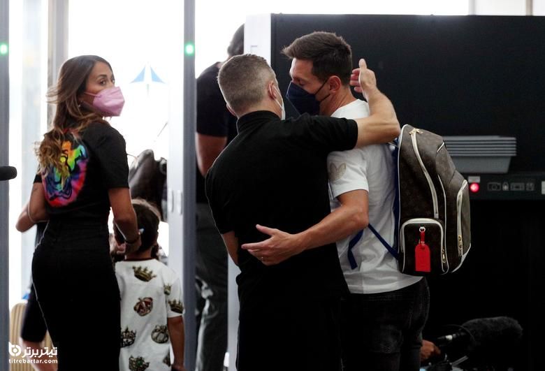 لیونل مسی در فرودگاه به همراه همسرش آنتونلا و فرزندانشان قبل از پرواز به پاریس