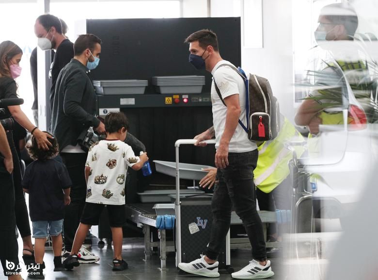 لیونل مسی قبل از پرواز به پاریس به همراه همسرش آنتونلا و فرزندانشان وارد فرودگاه جوزپ تارادلاس بارسلونا-ال پرات می شود.