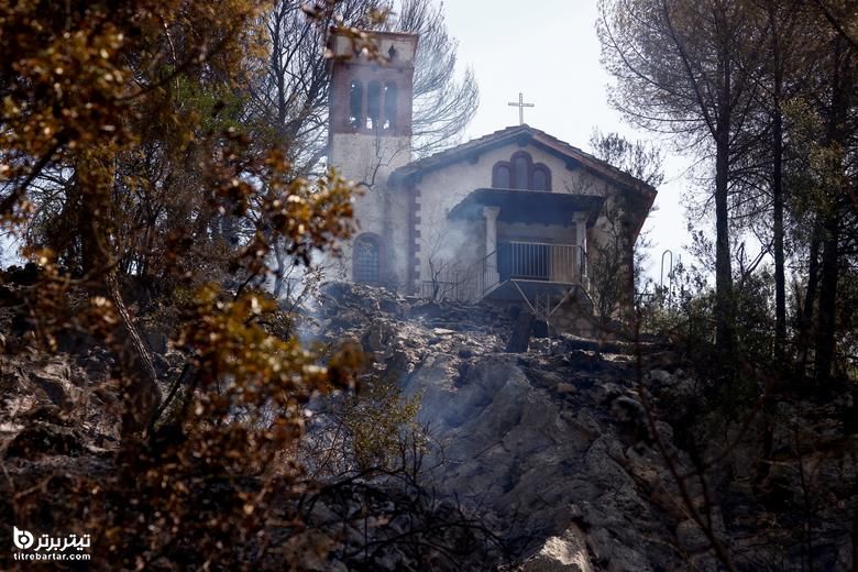 پوشش گیاهی سوخته در نزدیکی کلیسایی در منطقه حفاظت شده Monte Castillo در تیوولی ، نزدیک رم ، ایتالیا ، 13 آگوست نشان داده شده است