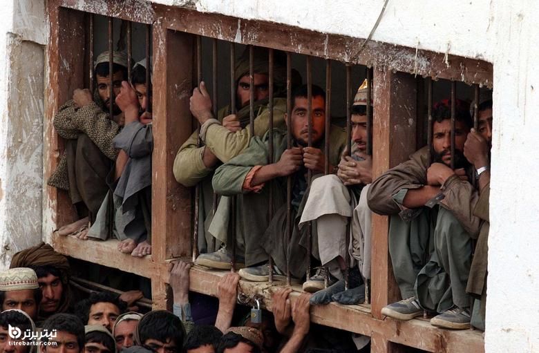 جنگجویان طرفدار طالبان ، از جمله خارجیان ، در پشت میله های آهنی جمع شده اند تا در زندان شلوغ در نزدیکی شهر مزار شری در شمال افغانستان فضایی به دست آورند.