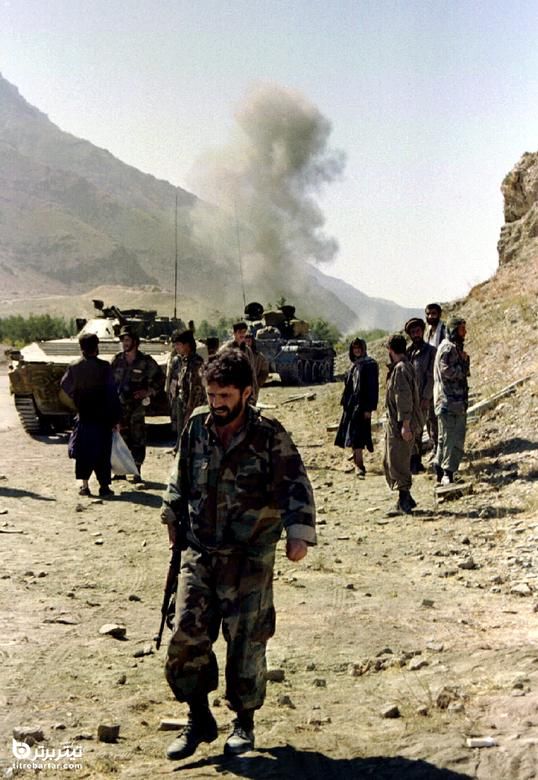 سربازان افغان وفادار به برهان الدین ربانی ، رئیس جمهور در تلاش برای جلوگیری از حمله شبه نظامیان طالبان اسلامی در لبه جنوبی کابل