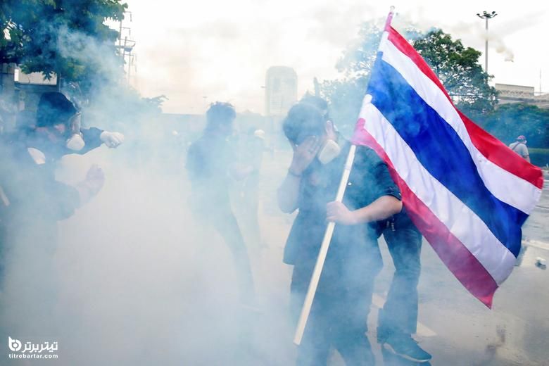 تظاهرکنندگان در اعتراض به دولت در مقابله با همه گیری ویروس کرونا ، در بانکوک ، به گاز اشک آور واکنش نشان دادند