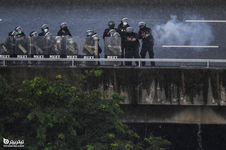 مأموران پلیس در اعتراض به دولت در مقابله با بیماری همه گیر کرونا در بانکوک ، تایلند ، گاز اشک آور شلیک کردند