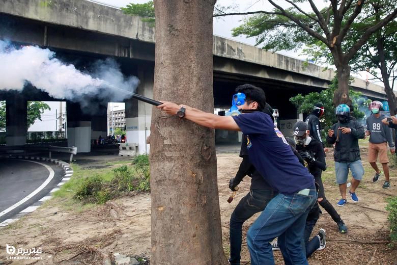 یک تظاهرکننده در هنگام اعتراض به نحوه برخورد دولت با همه گیری ویروس کرونا ، آتش بازی می کند