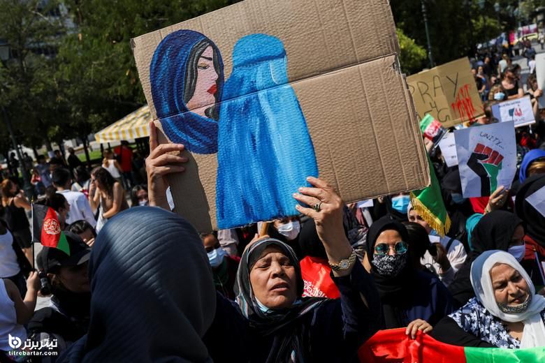 یک معترض زن پلاکاردی در اعتراض به حمایت از افغانستان پس از تسلط طالبان بر این کشور در میدان سینتاگما در آتن ، یونان در دست دارد.