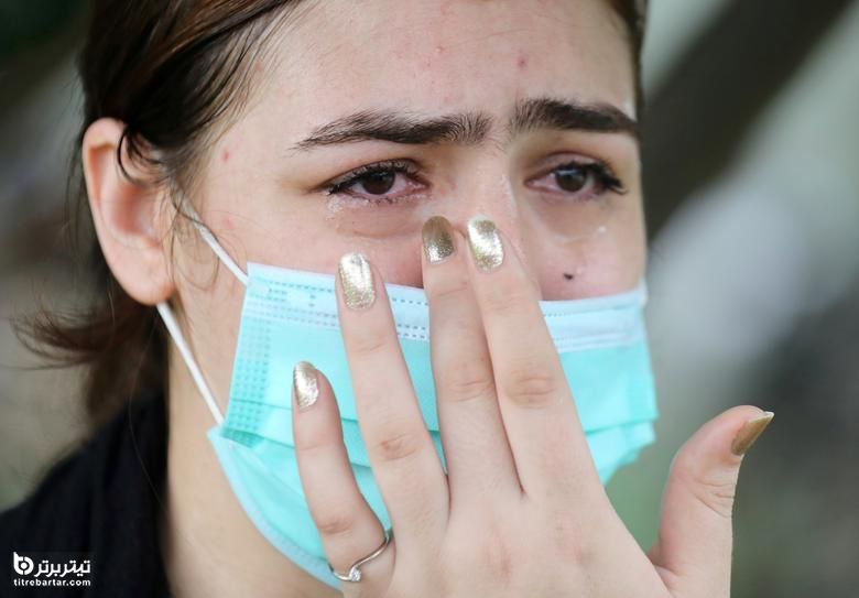 یک شهروند افغان هنگام مصاحبه با اعضای رسانه ها در خارج از سفارت ایالات متحده آمریکا در دهلی نو ، هند گریه می کند