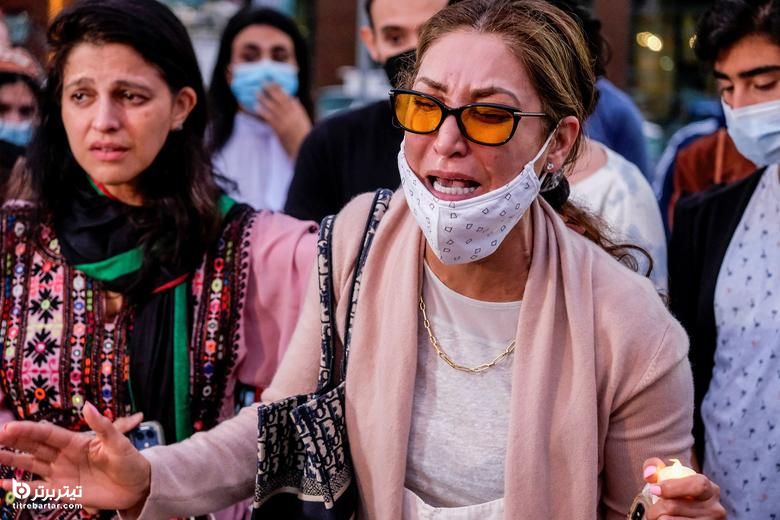 زنی در حین بیدار شدن برای افغانستان در بیرون ساختمان فدرال لس آنجلس ، کالیفرنیا گریه می کند