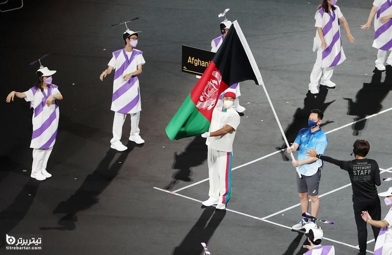 پرچم افغانستان در مراسم افتتاحیه رژه می رود