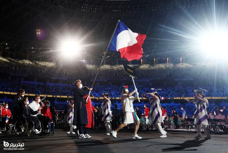 سندرین مارتینت و استفان هودت فرانسوی هدایت گروه خود را در هنگام رژه ورزشکاران در مراسم افتتاحیه بر عهده دارند