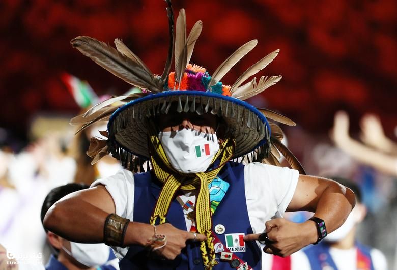 ورزشکار مکزیکی هنگام رژه در مراسم افتتاحیه