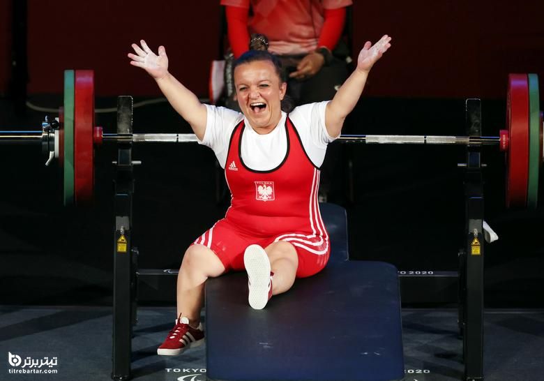 جشن یوستینا کوزدریک از لهستان پس از فینال وزنه برداری 45 کیلوگرم زنان