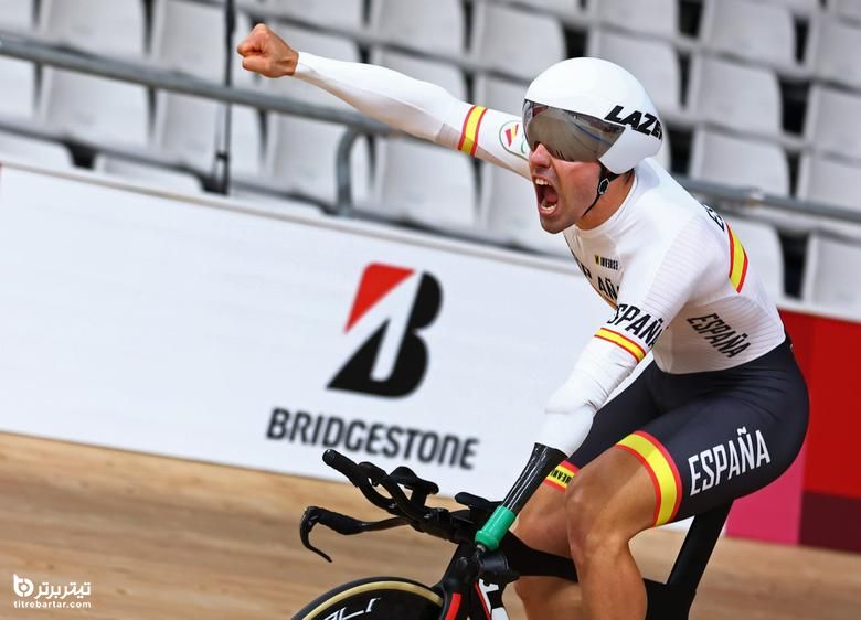 آلفونسو کابلو لاماس از اسپانیا پس از شرکت در فینال دوچرخه سواری دوومیدانی C4-5 1000 متر مردان ، کسب مدال طلا را جشن گرفت.