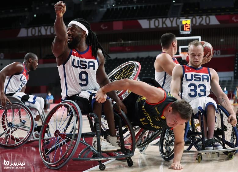 ینس ایکه آلبرخت از آلمان در حالی که مت اسکات از ایالات متحده در حین مسابقه بسکتبال روی ویلچر مردان خود حرکت می کند ، سقوط می کند.