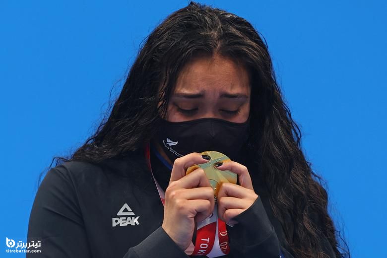 توپو نیوفی دارنده مدال طلا از نیوزلند پس از 100 متر کرال پشت زنان روی سکو جشن گرفت