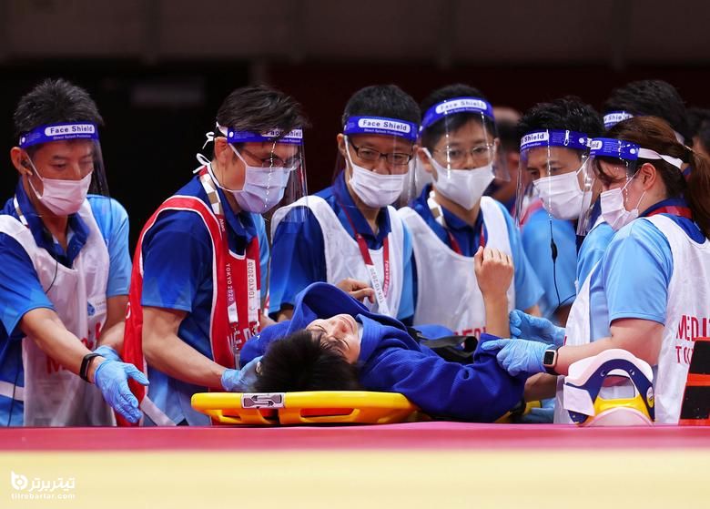 لیکینگ لی از چین پس از مصدومیت در بازی جودو خود مقابل ساندرین مارتینت فرانسوی تحت مراقبت های پزشکی قرار می گیرد