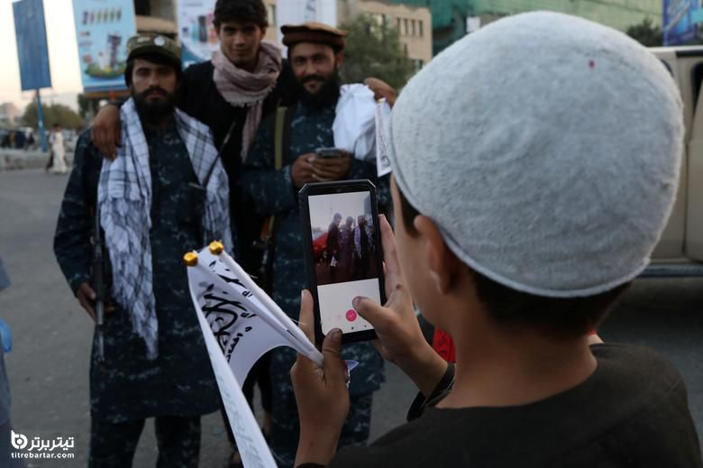 طرفداران طالبان در کابل با جنگجویان طالبان عکس می گیرند