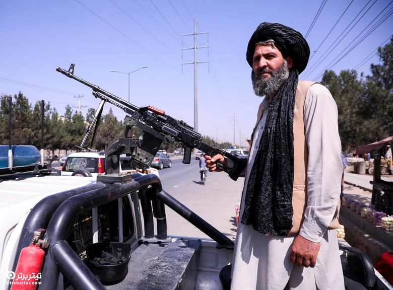 یکی از نیروهای طالبان در یک پاسگاه در کابل نگهبانی می دهد