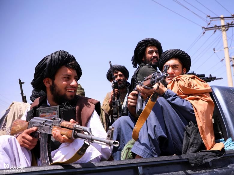 نیروهای طالبان در مقابل فرودگاه بین المللی حامد کرزی در کابل گشت می زنند