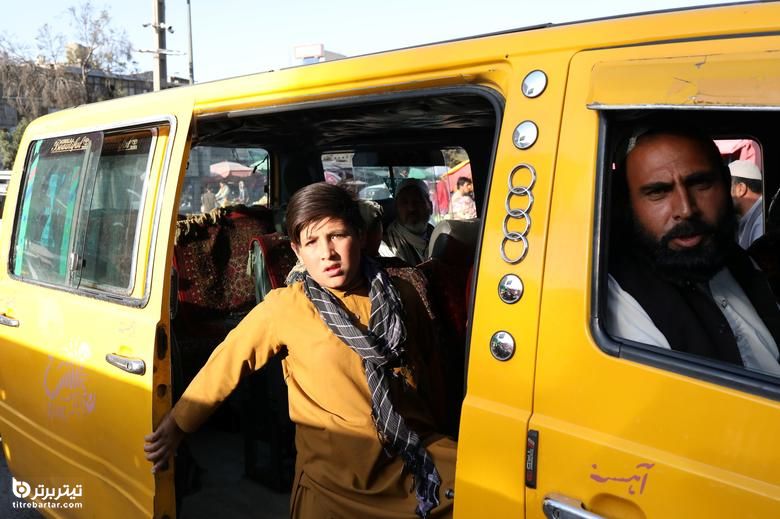 یک کودک افغان از داخل ون در کابل نگاه می کند