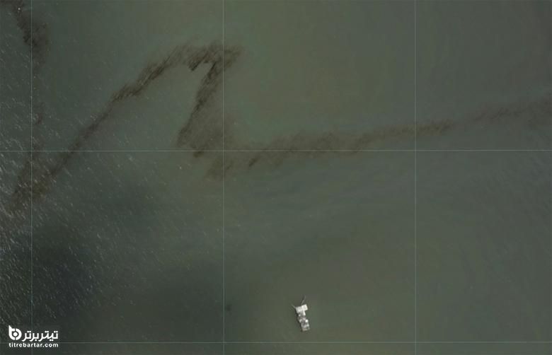 یک مسیر تاریک در آبهای خلیج مکزیک در نزدیکی سکوی صنعت نفت در جنوب پورت فوشون ، لوئیزیانا ظاهر می شود
